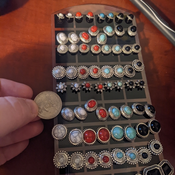 Set of 4 Stud Earrings - 4 colors in a set - Picture 3 of 4